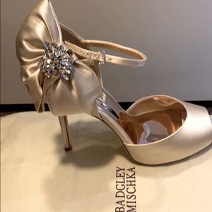 Badgley Mischka Samra pump, Ivory satin